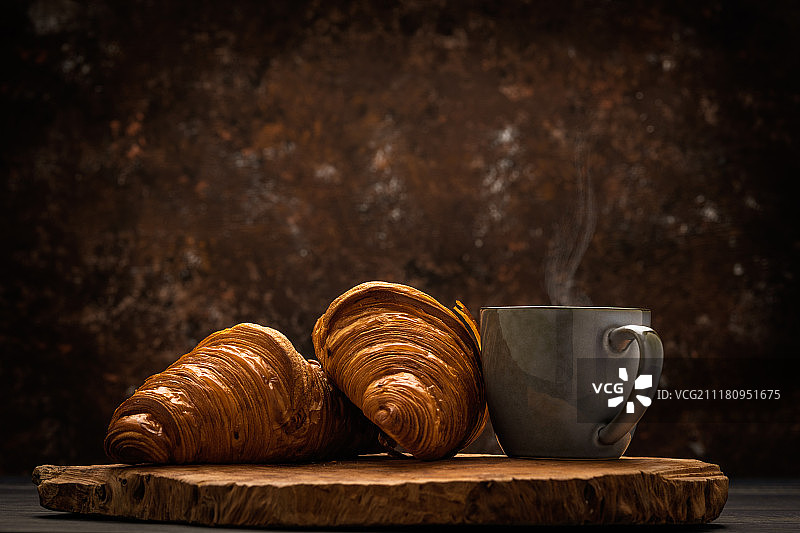 咖啡与羊角面包图片素材