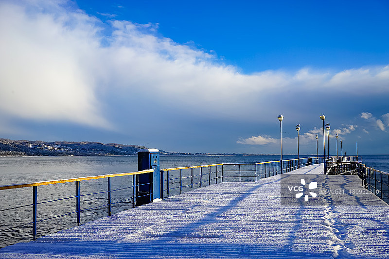 冬季风景：海天背景下的码头图片素材