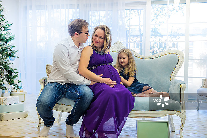 一家人坐在沙发上图片素材