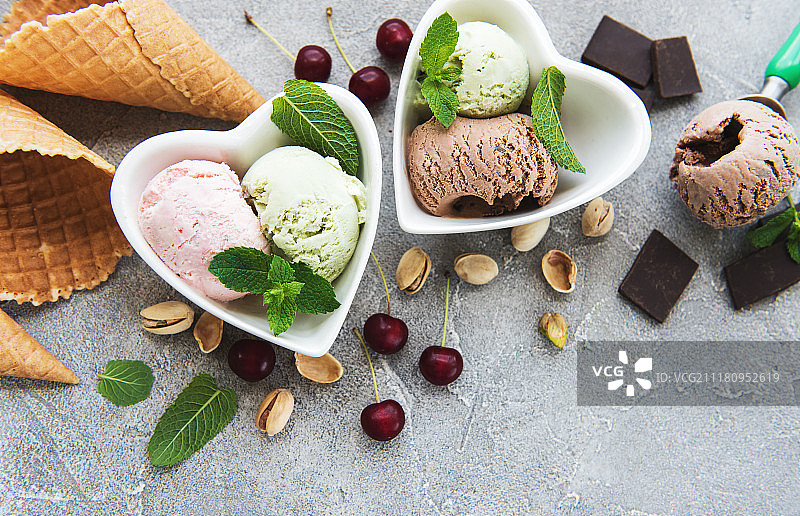 不同颜色和口味的冰淇淋球套装图片素材