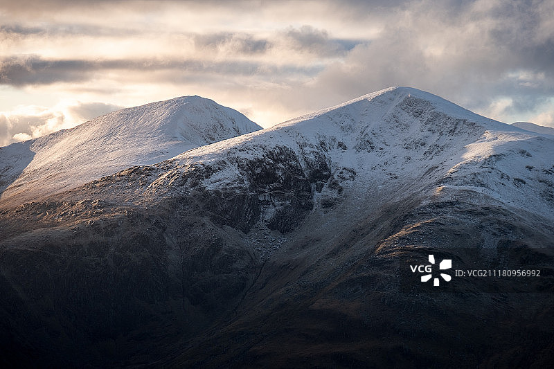 光线昏暗的芒罗山峰图片素材