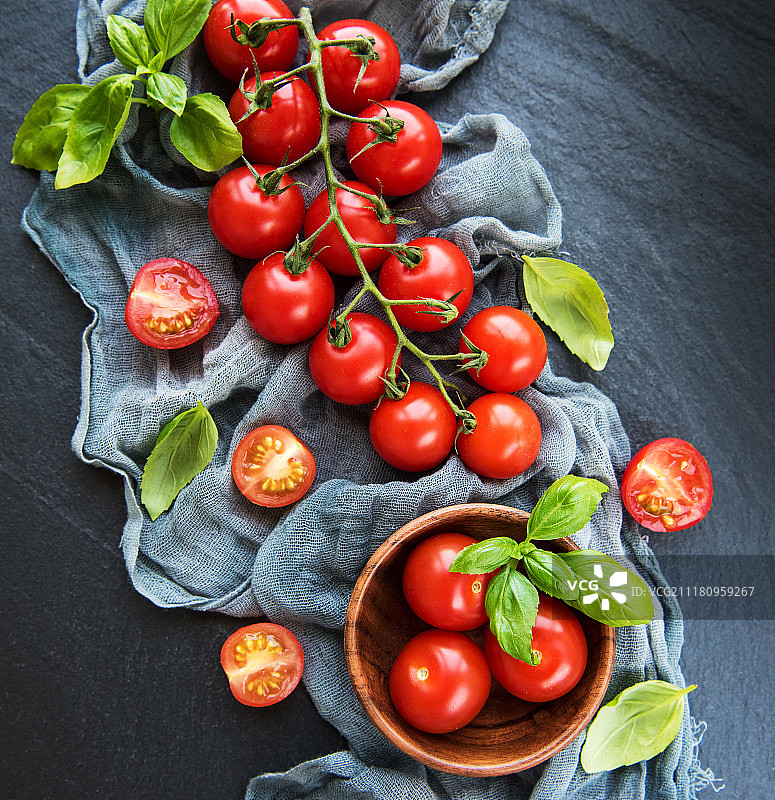 黑色背景上的樱桃番茄图片素材
