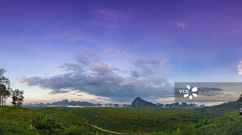 安达曼海上的大片云层覆盖岛屿图片素材