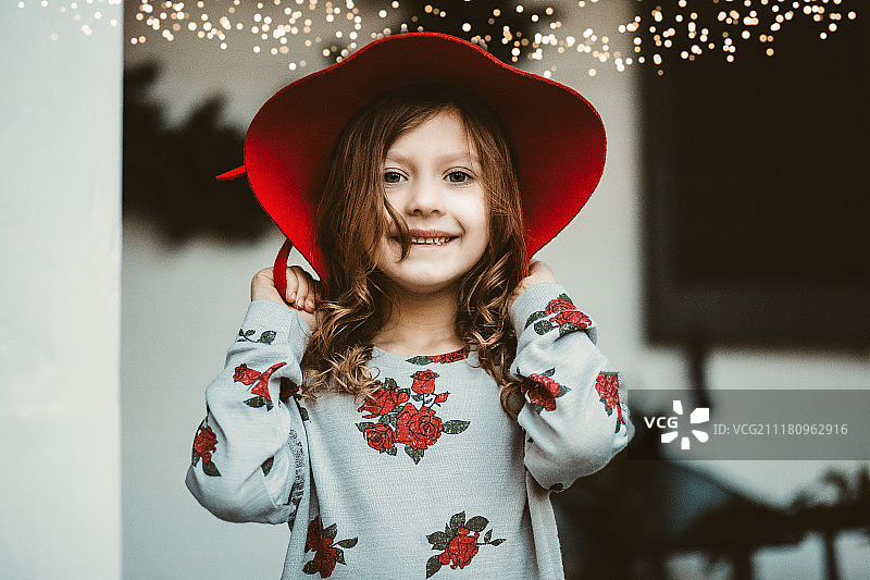 戴红帽子的微笑女孩肖像图片素材