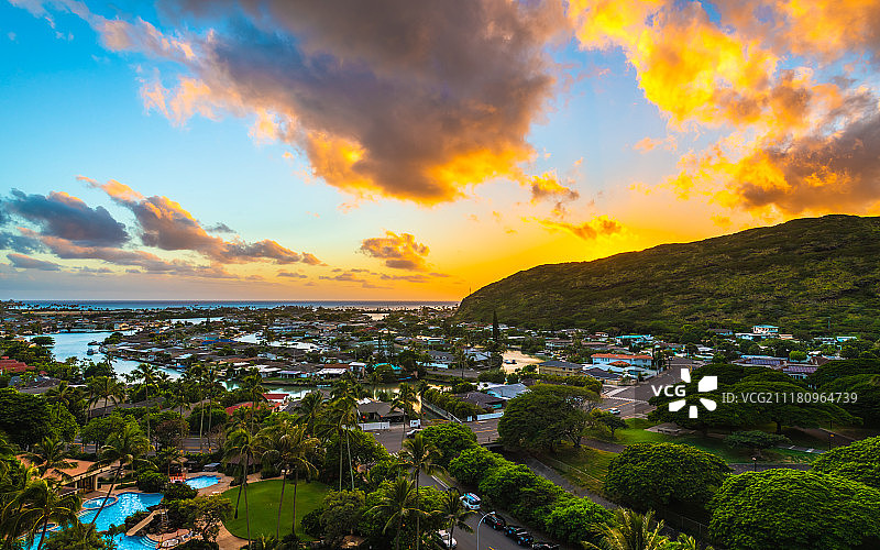 夏威夷岛码头上的热带日落图片素材