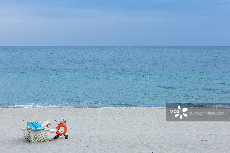 带有旧船的海滩图片素材
