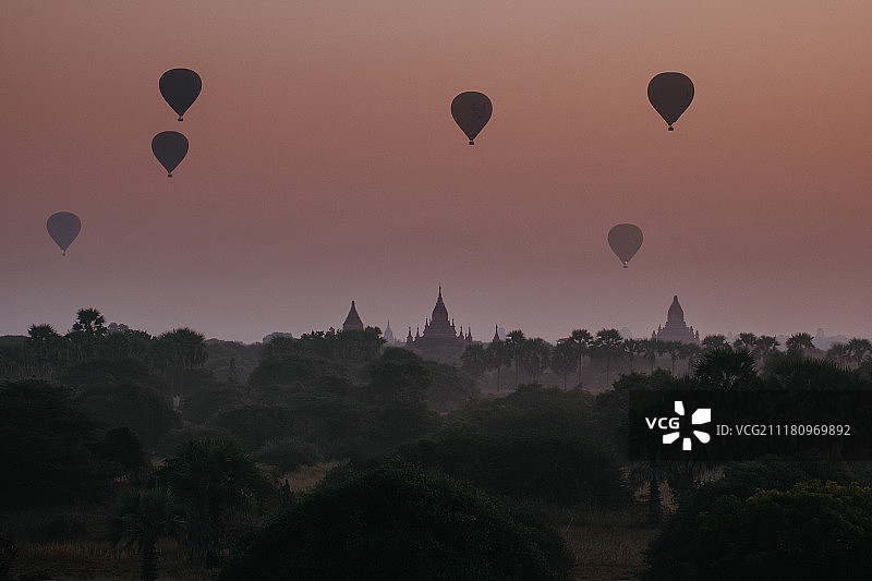 蒲甘的朦胧日出图片素材