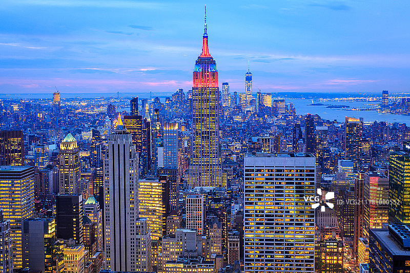 暮色中的帝国大厦图片素材