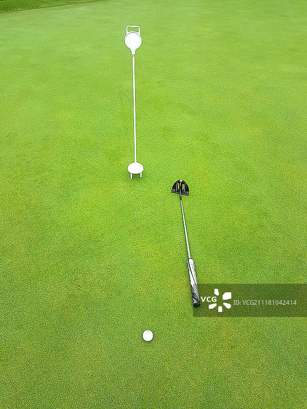 高尔夫球场与高尔夫推杆果岭图片素材