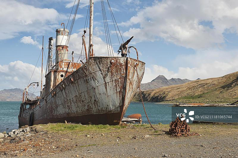 南乔治亚南极洲格里特维肯捕鲸站的废弃生锈捕鲸船图片素材