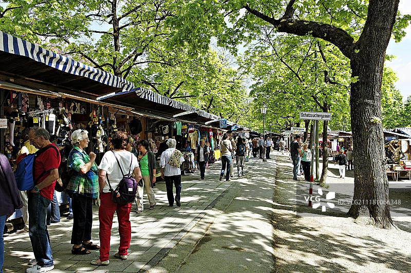 在德国慕尼黑奥尔杜特传统年度市场购物的人们图片素材