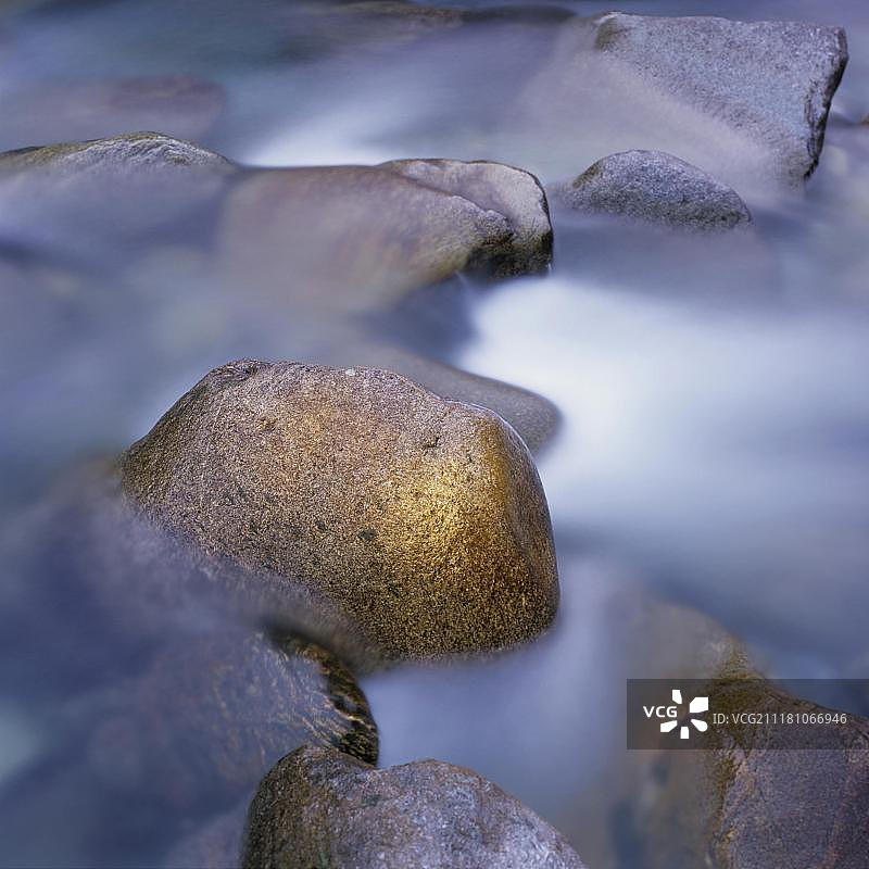 提契诺河畔的岩石图片素材