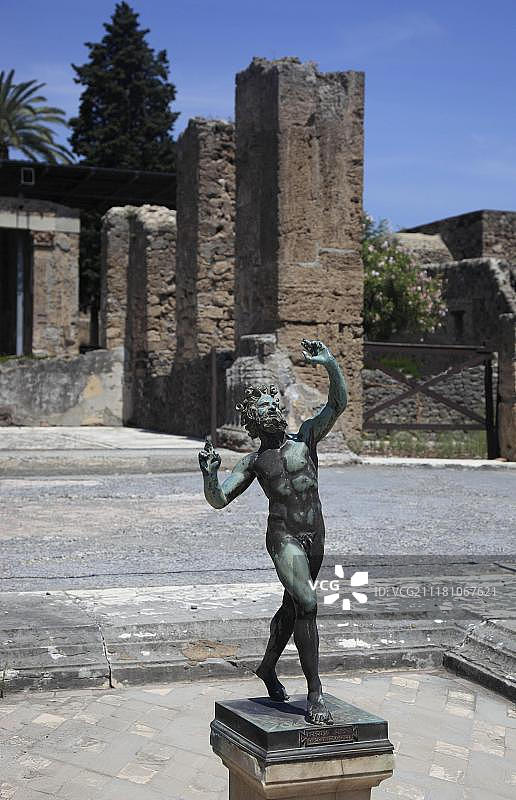 法翁之屋：舞蹈森林之神法翁的青铜雕像，位于意大利坎帕尼亚庞贝图片素材