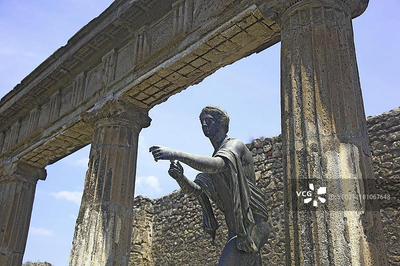 意大利坎帕尼亚庞贝阿波罗神庙的狄安娜雕像图片素材