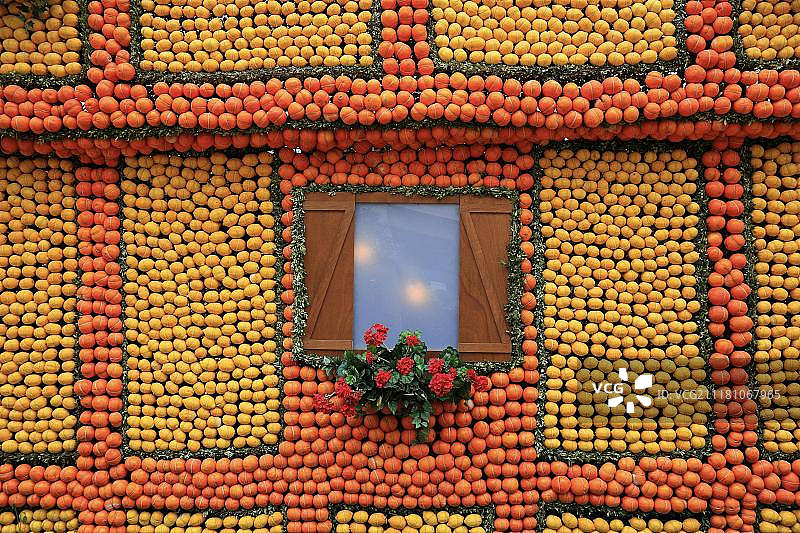 芒通柠檬节，用橘子和柠檬制成的半木结构房屋仿制品，法国，欧洲图片素材