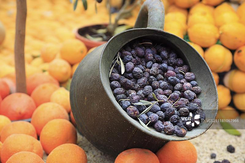 芒通柠檬节：橄榄罐头与橙子、柠檬图片素材