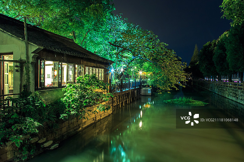 the night fall in the water to图片素材