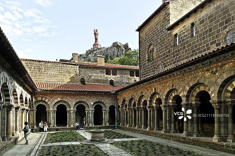 勒皮昂韦莱圣母院大教堂的回廊，圣雅克-德孔波斯特拉之路的起点，上卢瓦尔省，奥弗涅，法国，欧洲图片素材