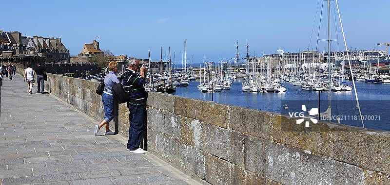圣马洛，伊勒-维莱讷省，布列塔尼，法国，欧洲的码头和城墙图片素材