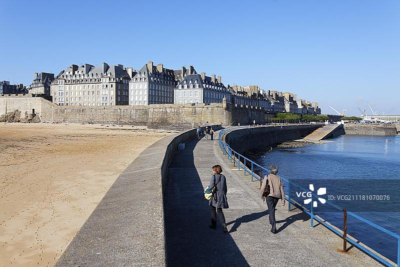 法国布列塔尼圣马洛的黑痣防波堤图片素材