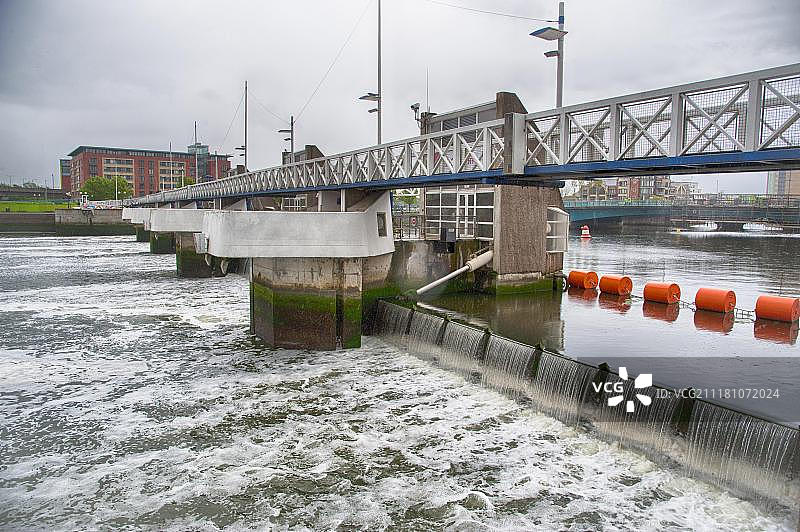潮汐河上的堰，拉根堰，拉根河，贝尔法斯特，北爱尔兰，英国，欧洲图片素材