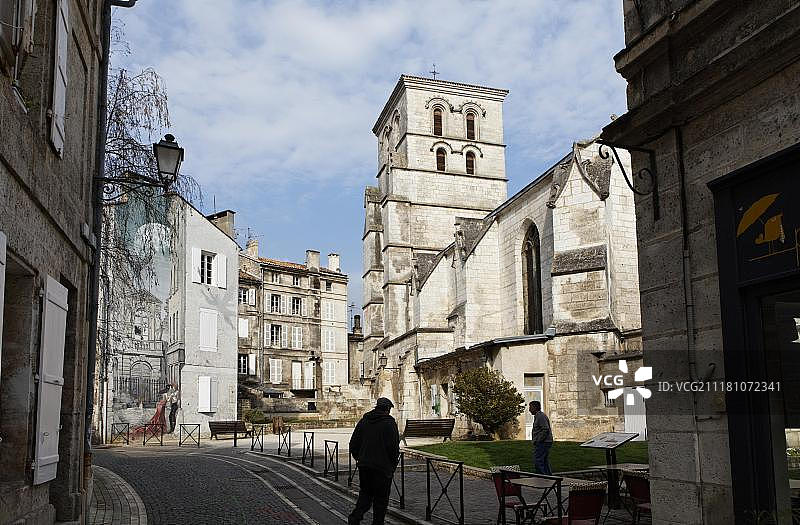 法国昂古莱姆圣安德烈教堂和伊斯莱尔的《20世纪记忆》壁画图片素材