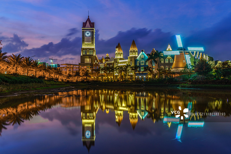 海南海口的长影环球100的夜幕图片素材