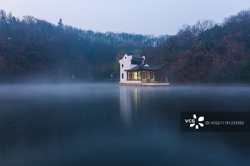 南京珍珠泉公园冬季平流雾图片素材