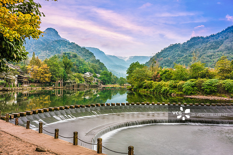 四川乐山古镇水坝图片素材