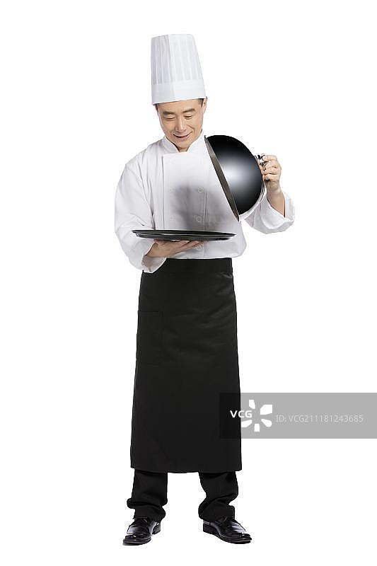 掀开锅盖低头看锅的男人图片素材