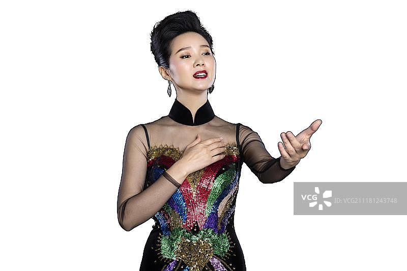投入歌唱的女人图片素材