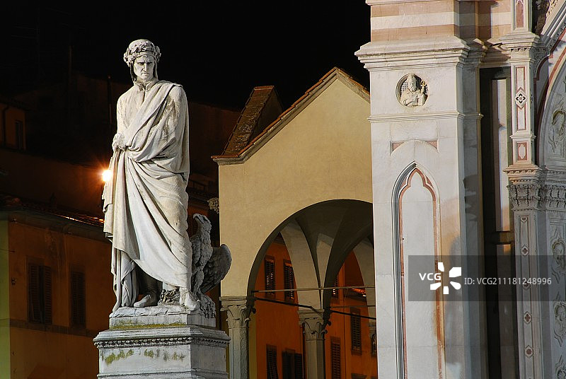 但丁·阿利吉耶里雕塑，位于意大利佛罗伦萨圣十字广场图片素材