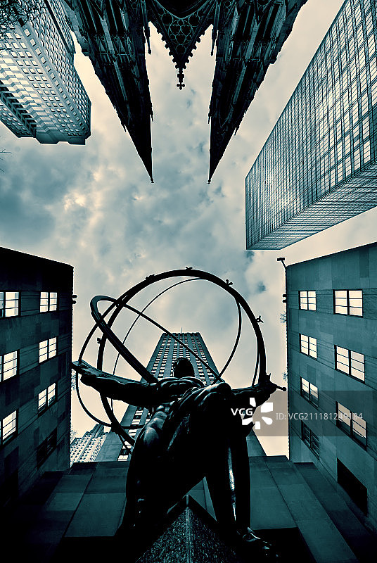 美国纽约圣帕特里克大教堂和阿特拉斯雕像图片素材