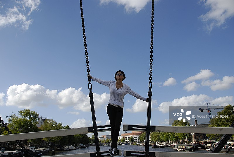 站在阿姆斯特丹瘦桥上的女人图片素材