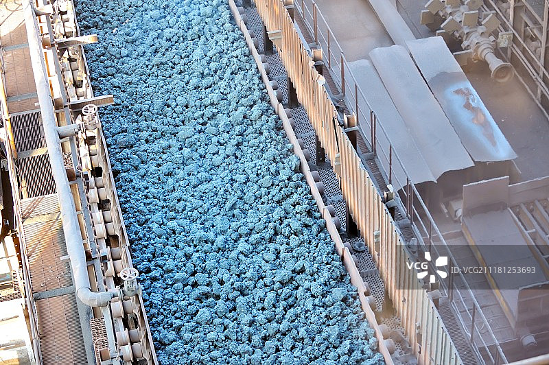 传送带上的热矿石图片素材