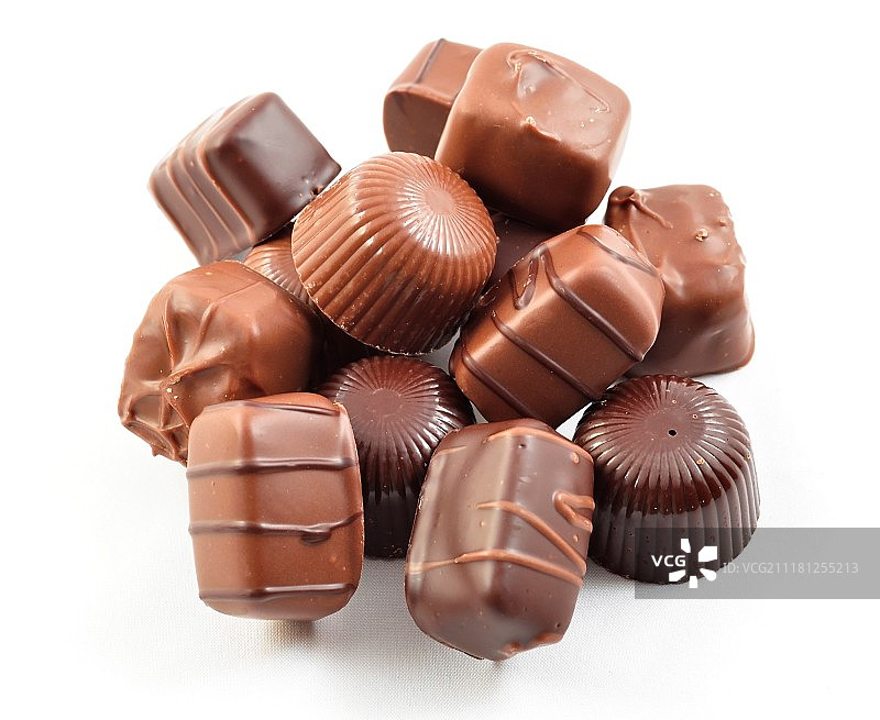 一堆巧克力糖果，白色背景图片素材