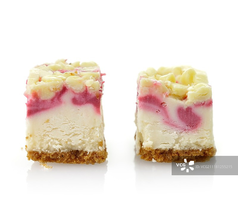 白色背景上的覆盆子芝士蛋糕切片，特写图片素材