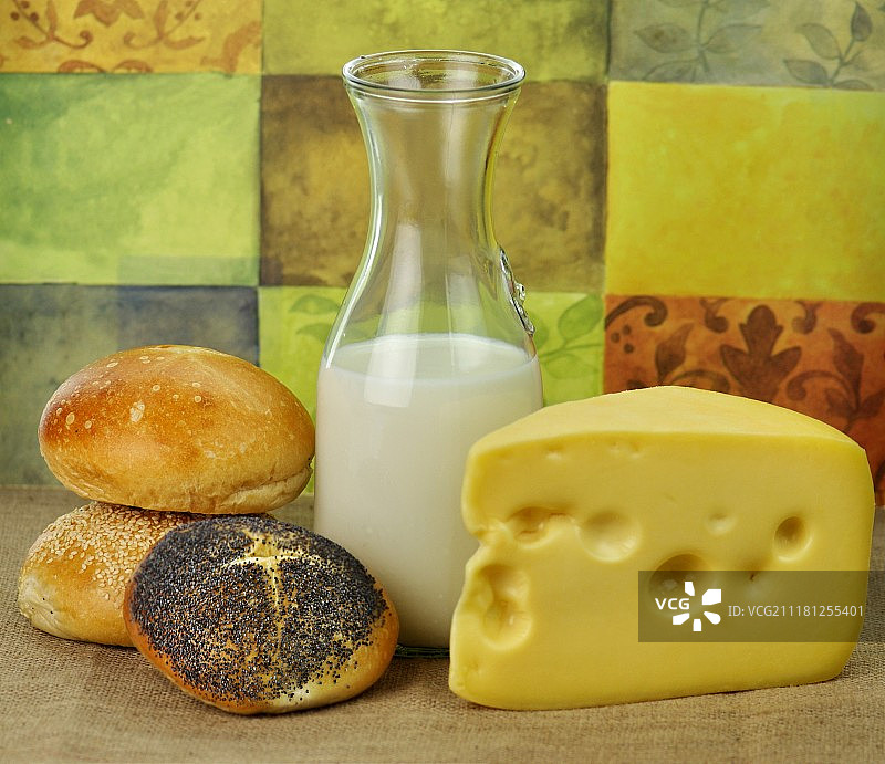 乳制品组合：牛奶、奶酪和面包卷图片素材