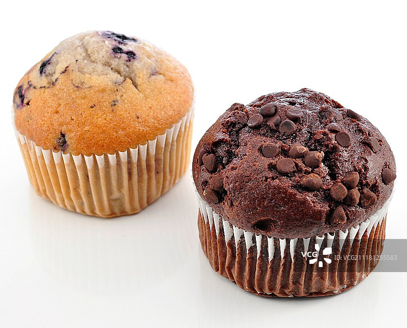 白色背景上的巧克力蓝莓松饼图片素材