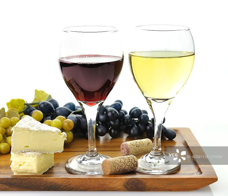 红白葡萄酒杯，配葡萄和奶酪图片素材