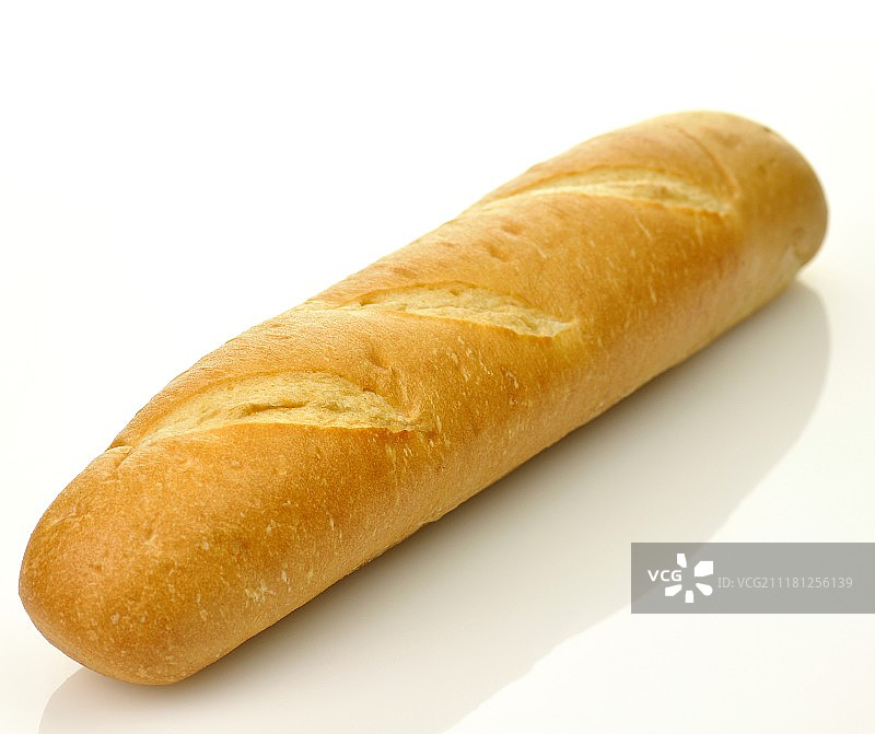 白色背景上新鲜出炉的法式或意式面包图片素材