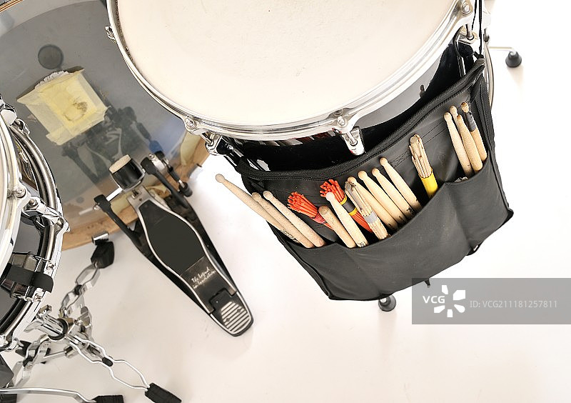 带鼓槌的鼓特写图片素材