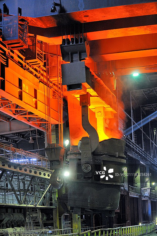 炽热的钢水图片素材