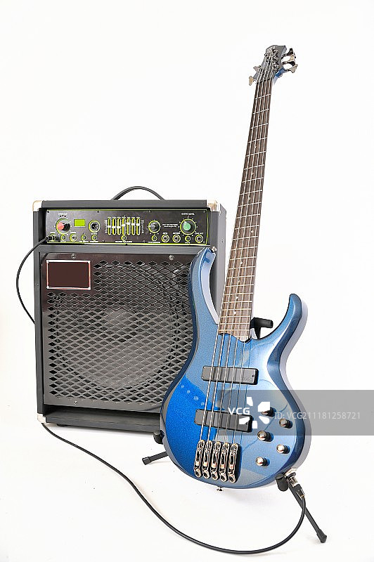 白色背景上隔离的电吉他和放大器图片素材