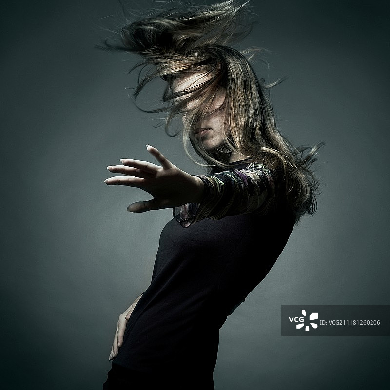 秀发飘逸的美丽女人时尚写真图片素材