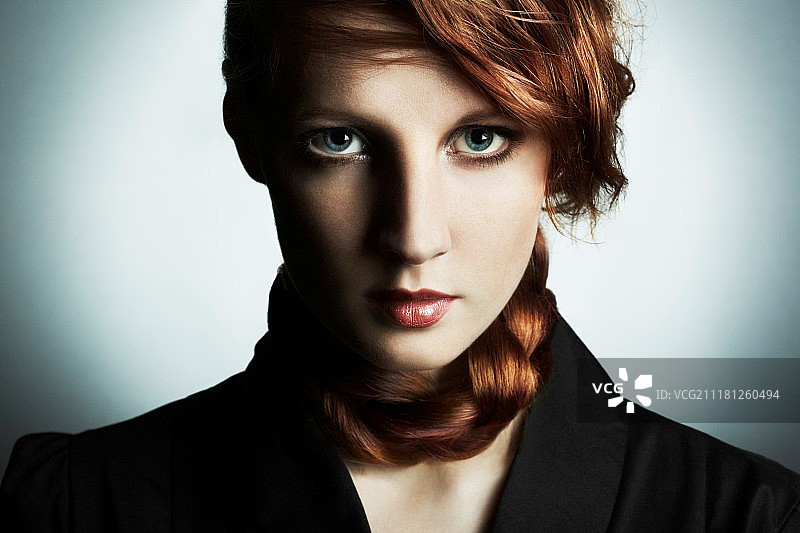 时尚摄影：美丽的年轻红发女子图片素材