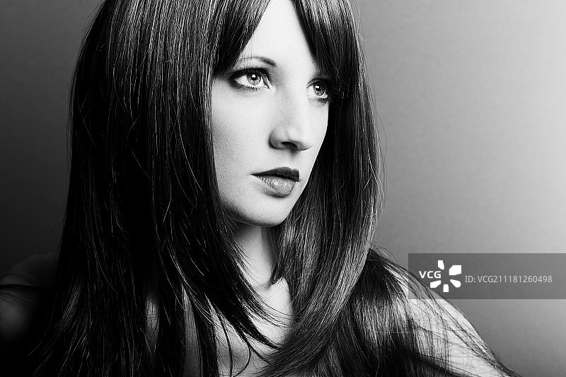 年轻女人的黑白特写肖像图片素材