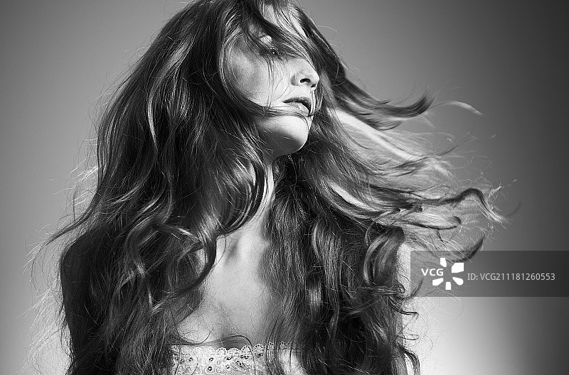 卷发美女的肖像图片素材