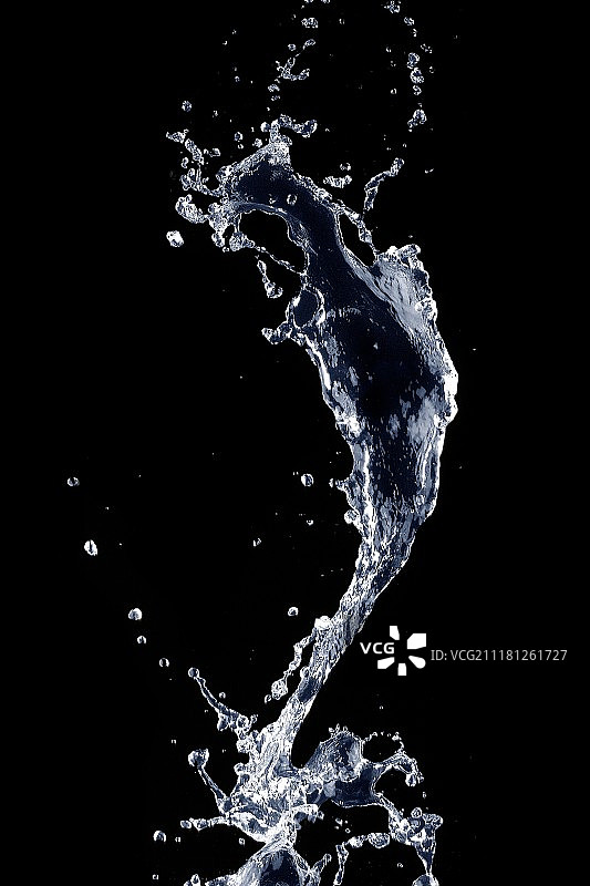 黑色背景下的水花特写图片素材