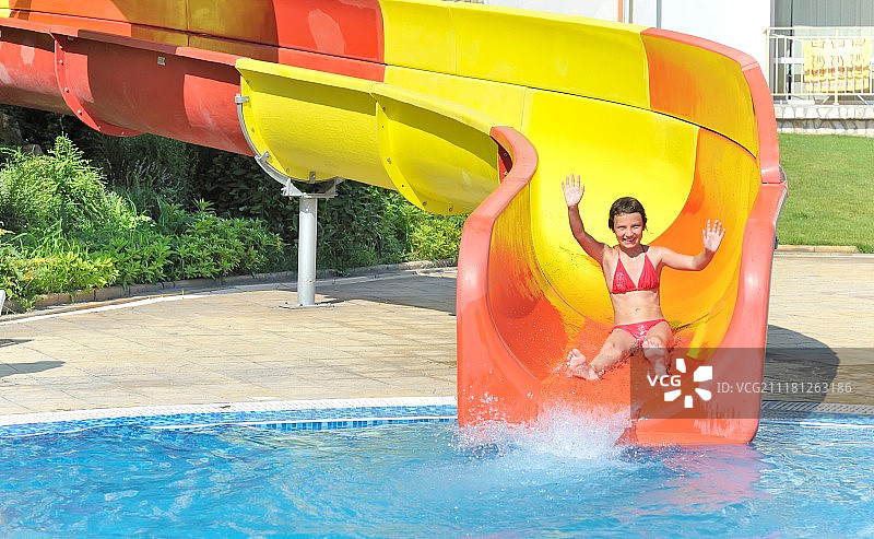 女孩在水滑梯上图片素材